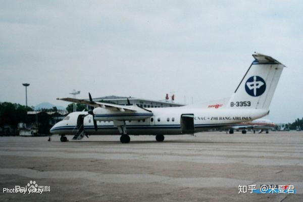 1996年,浙江航空被交由国航旗下的中航控股,使用酷似中航的logo重返