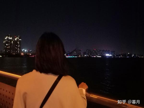 的背影～很喜欢这张照片,看着这张照片就能脑补出好多●● 她,一个人