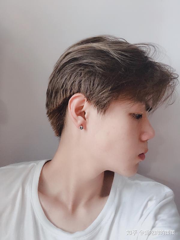 为什么国人对于男生打耳洞有很大的看法?