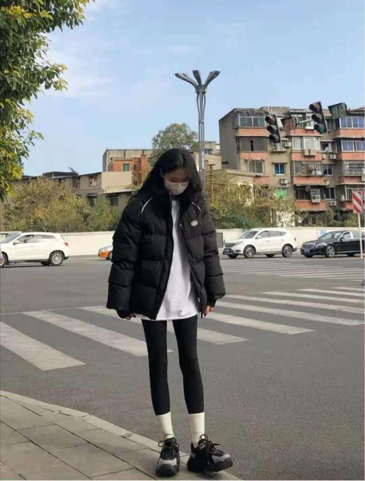 短款黑色羽绒服搭配什么裤子好看