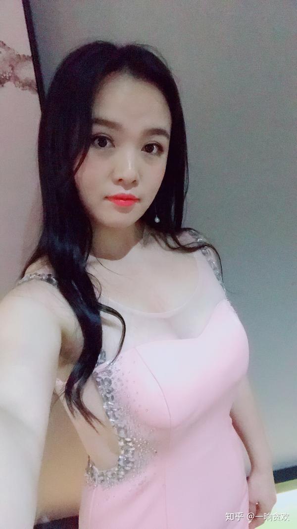 大胸女生如何穿衣搭配?