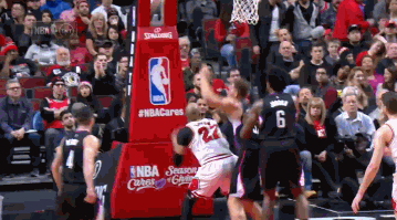 篮球场上犯规与违例的区别