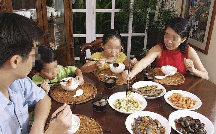 孩子将来会成为什么样的人,其实从吃饭上就能看出来,反应很真实
