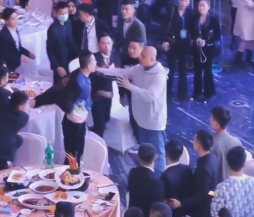 手持匕首方丈被打一拳方丈深圳磊磊发生矛盾真相曝光疑似与二嫂有关