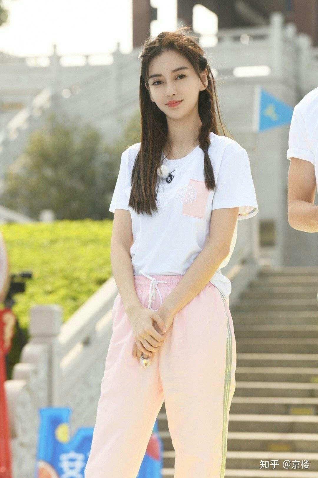 比如在林俊杰的00可惜没如果03mv里,她就挺好看的.1080_1620竖版