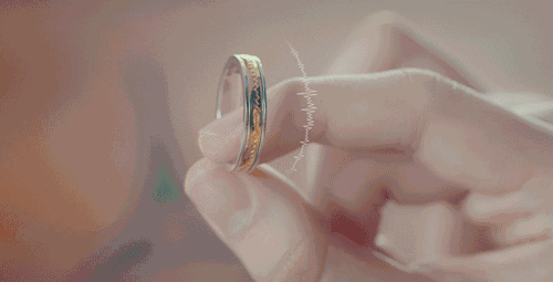 的钻石 比较容易贬值而已 不过话说回来,一枚这么有意义的 订婚戒指