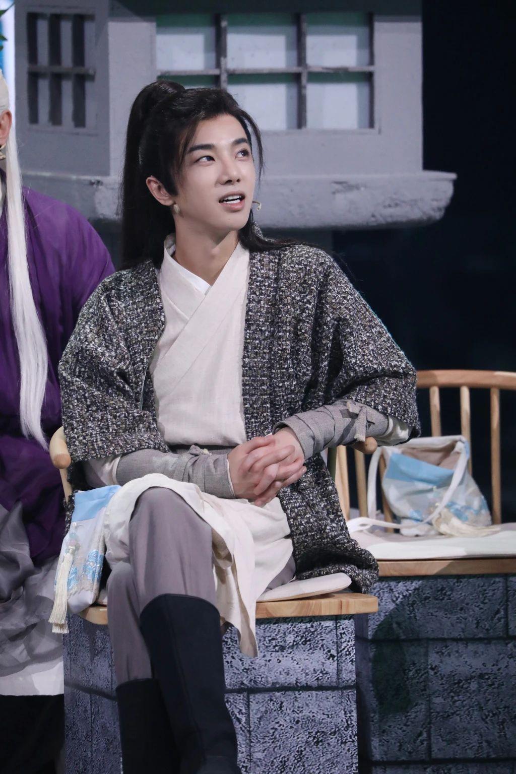 华晨宇壁纸:少年翩翩怡然自若,"花逍遥" 已就绪