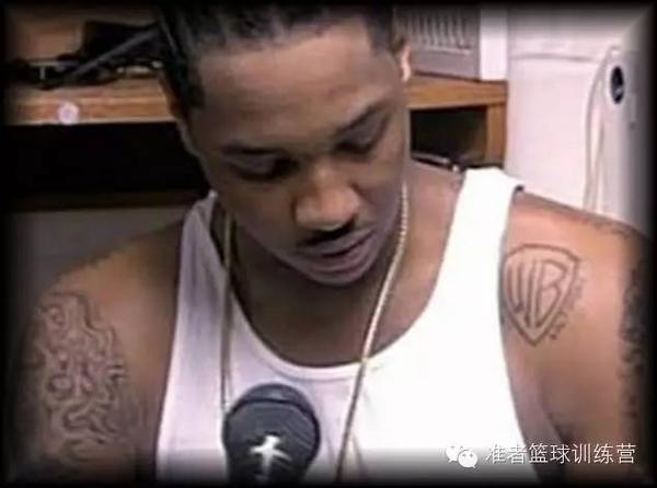 安东尼身上的"wb"代表西巴尔的摩(west baltimore),这里是安东尼的