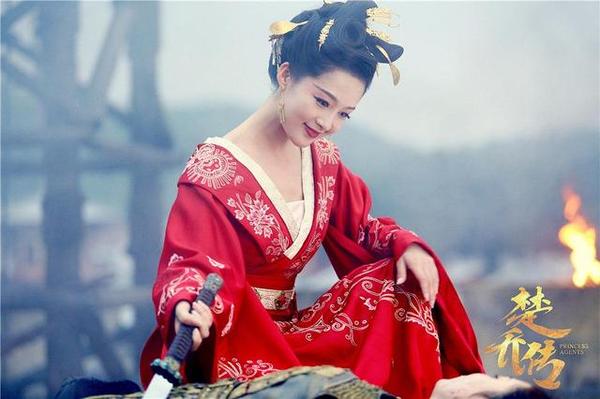 《扶摇皇后》里的烈焰红唇同样令人期待啊~少女幂果然撑得起大红的