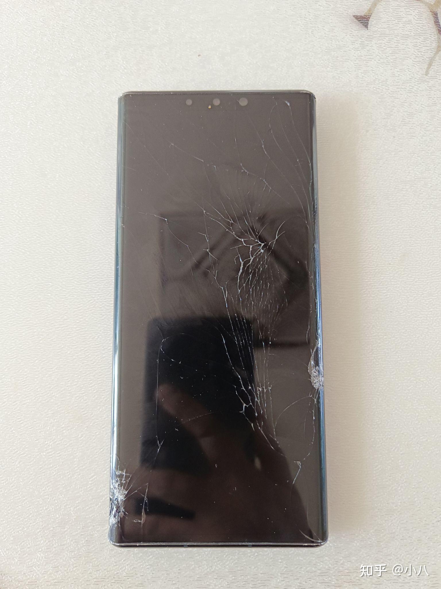 华为mate30手机摔碎图片,华为mate30摔碎图片 华为mate30pro屏摔坏了感觉只是外屏坏了如果要换的话一定要连电池一