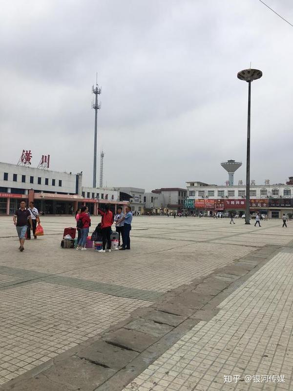 车站位于河南省信阳市潢川县潢川经济开发区,是一个二等站