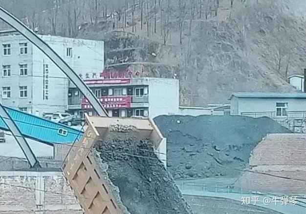 子长市栾家坪乡洪水沟煤矿煤泥抛洒公路隐患重重谁来监督