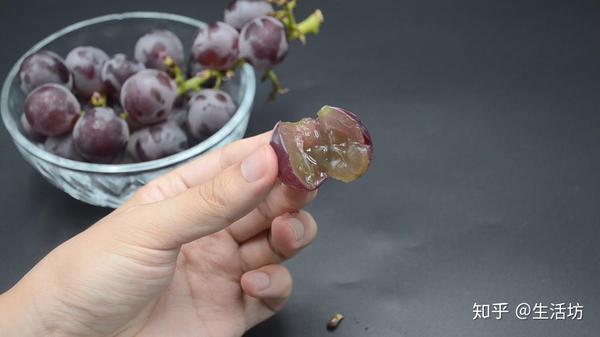原来葡萄去皮去籽这么简单,只需一根牙签,轻松解决,方法太棒了