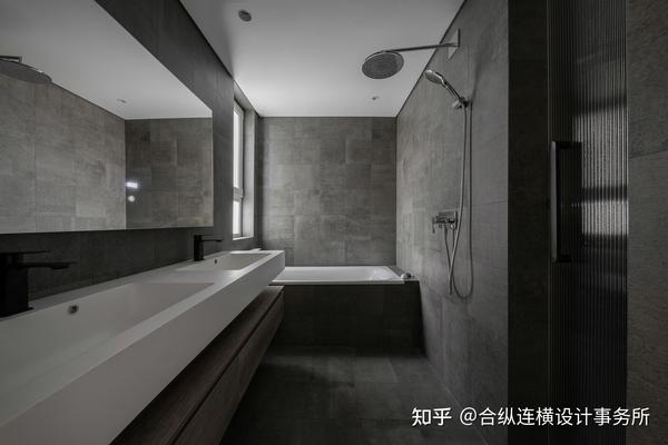 床头背景墙 热气球图案与台灯相呼应.