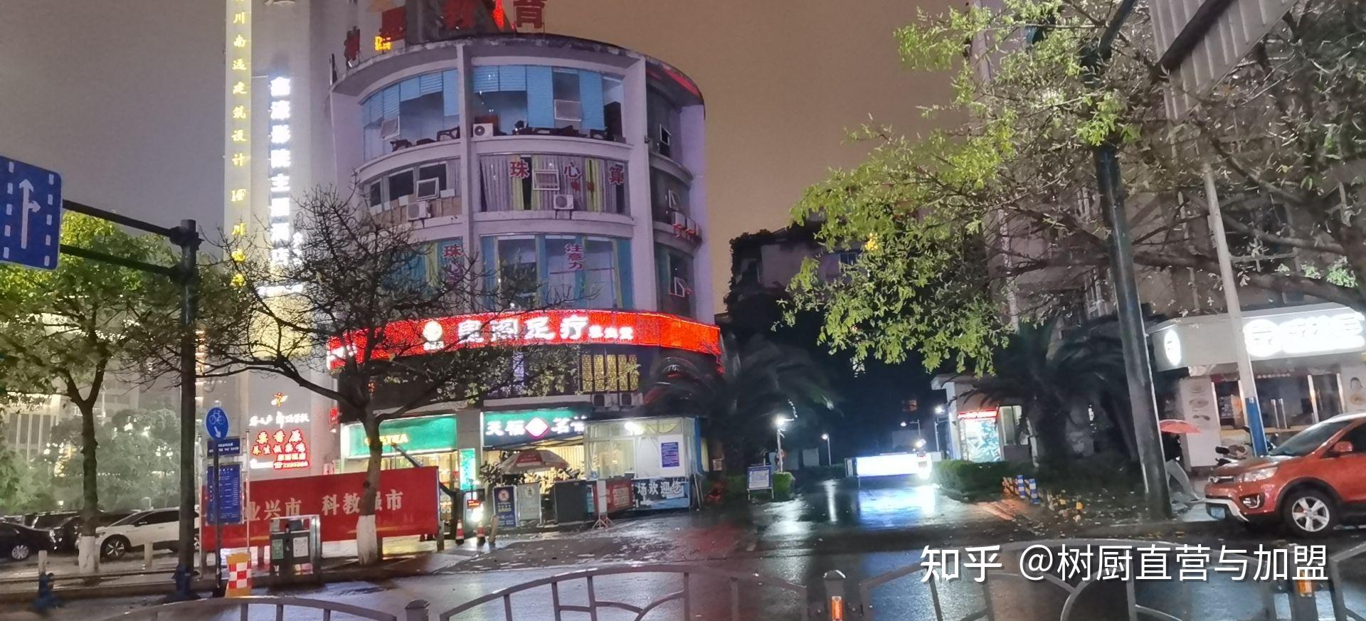 同时引客入座,再这样得情况下客人即使对餐厅环境不十分满意也不会