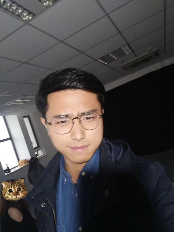 那就是走文艺的路线,选一副适合自己的大眼镜,同时掌握好自拍时光线的