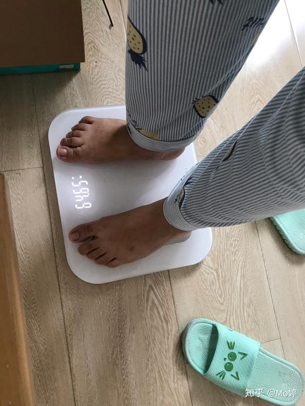 体重秤一站我爸145斤,我爸将近一米八,我体重秤一站差一点140斤,那一