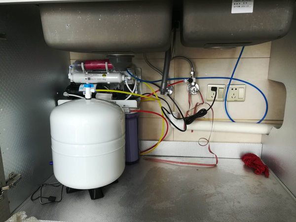当电源距离净水器较近时,如厨下式净水器,应安装防水装置,对插座等