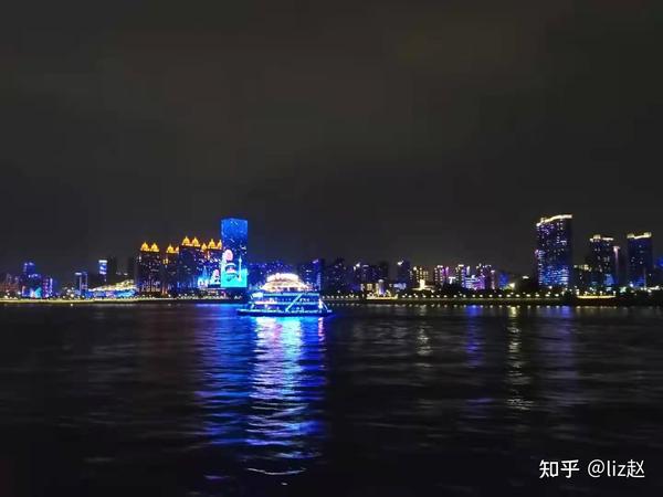 补一两张武汉的夜景吧,也算是我对得起我花了200一个晚上的江景房