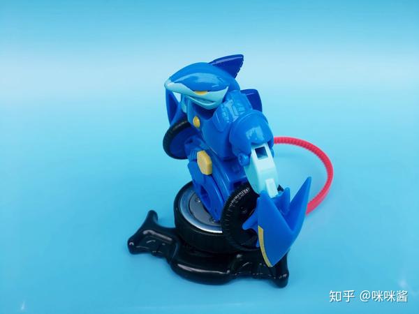 体验魔幻陀螺之机甲战车赤影vs剑齿鲨