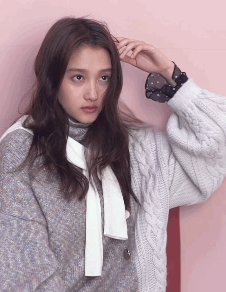 对于这两个完全和自己年龄不符的黑眼圈,以及脸上星星点点的瑕疵