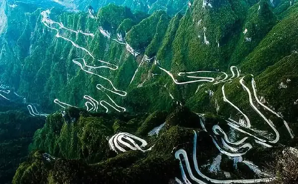 天门山99弯通天大道