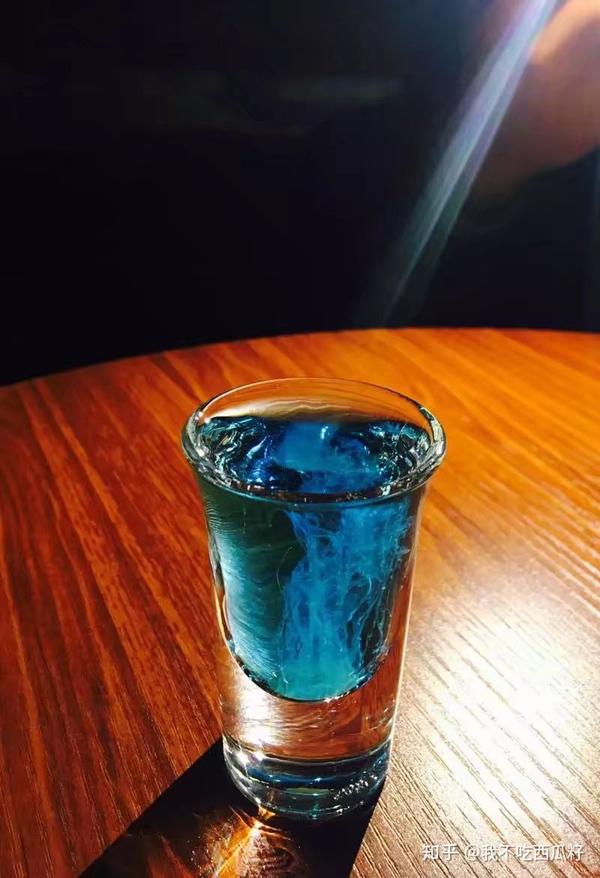 你如何看待出现在酒吧,夜店的女性?