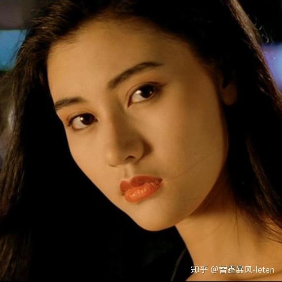 80年代复古妆容翻红,按摩口红小银棒成时尚界新宠