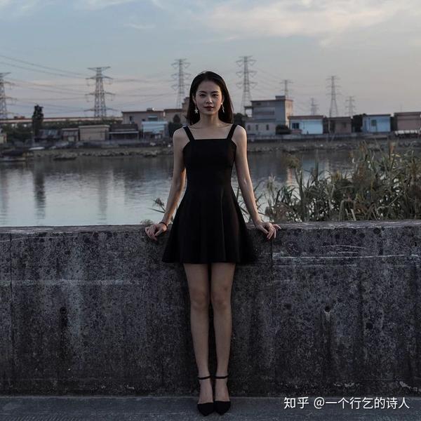 图片上女孩子比较瘦,身材也平,虽然露的多吧,但也是有一种文艺的气质