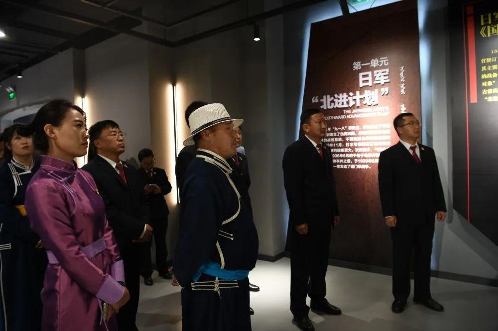 在新巴尔虎左旗诺门罕战争遗址博物馆中,检察干警们用心观看展板,地图