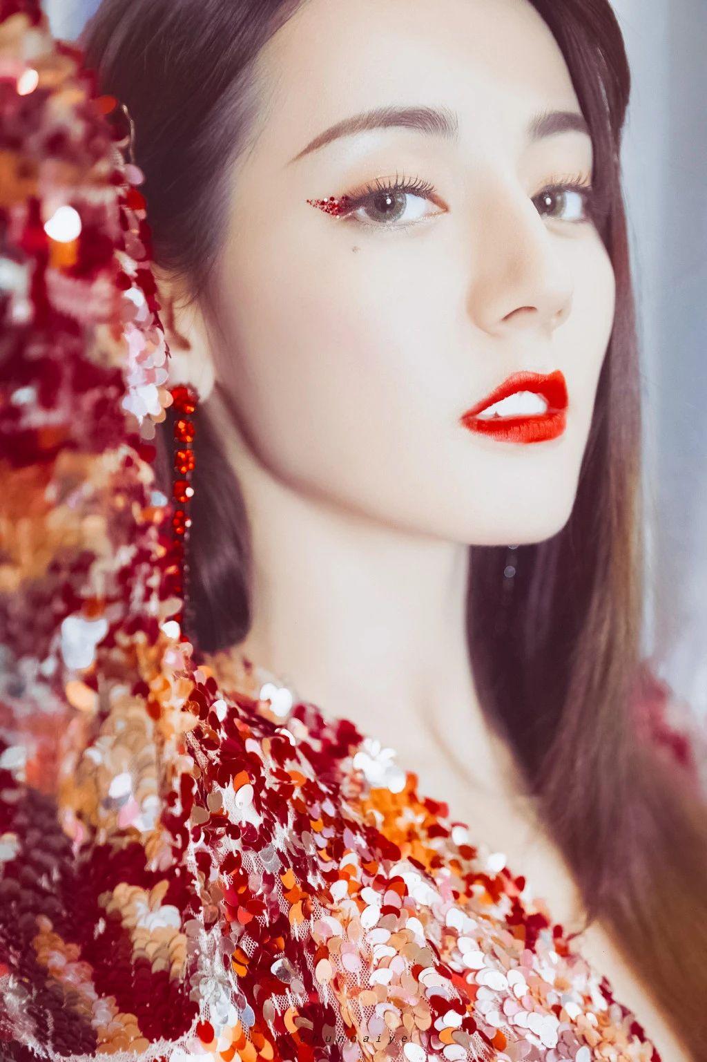 迪丽热巴壁纸:这侧颜这眼神谁顶得住啊,鲨疯了的美背太绝了!