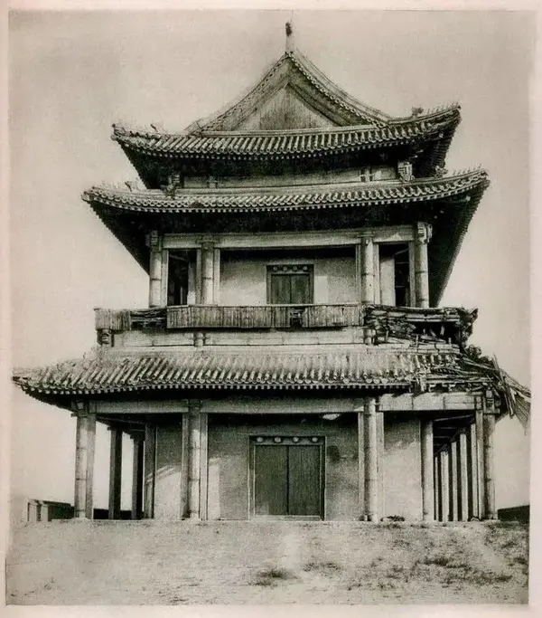 阜成门瓮城没有因修环城铁路而拆除,至1930年代前期,整个城门建筑群