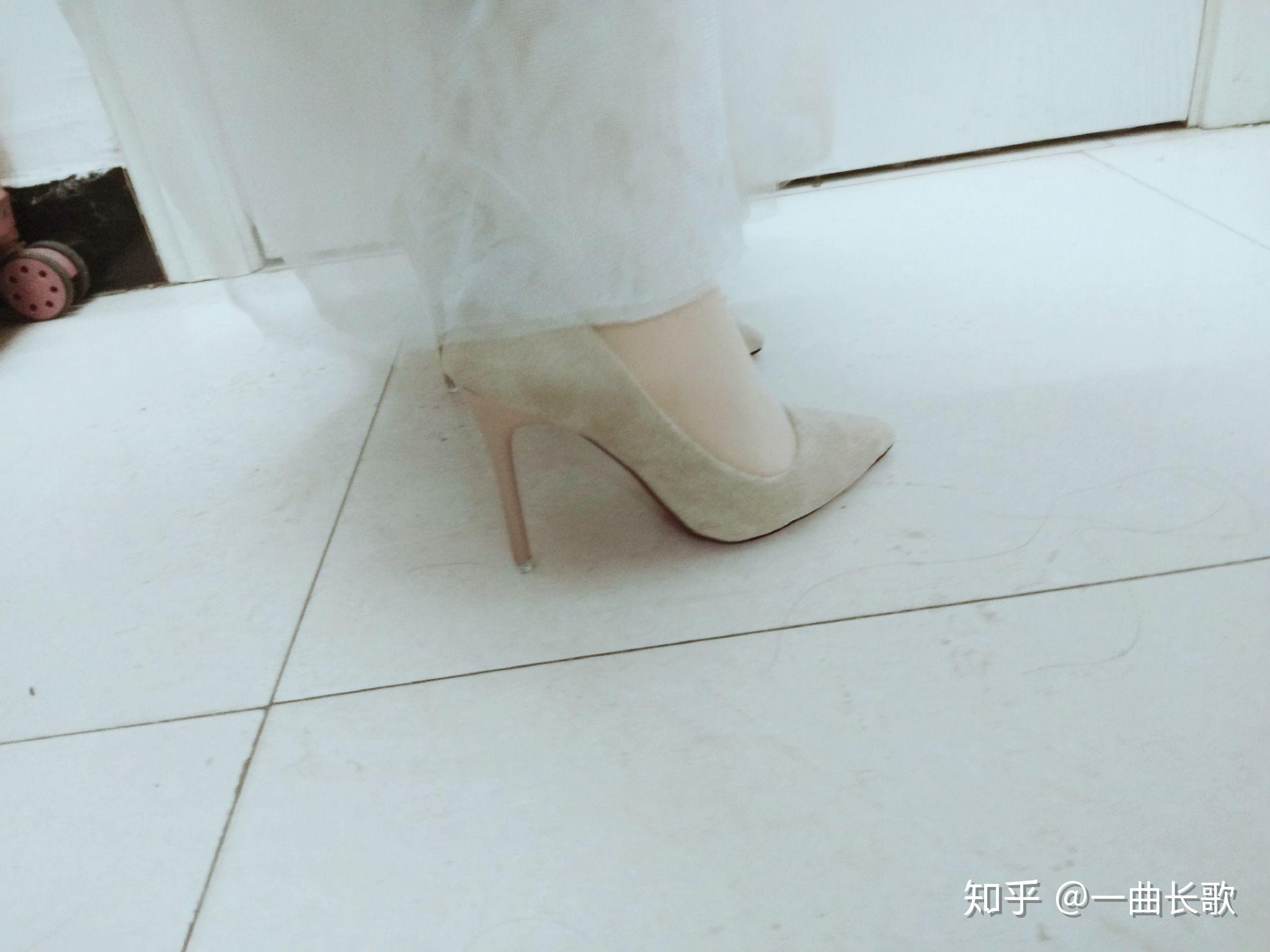 你第一次穿高跟鞋是什么时候,多高的跟?感觉如何? - 知乎