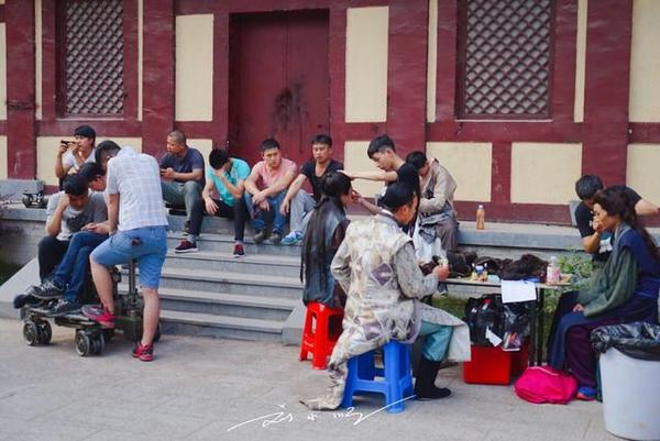 在横店影视城旅游,到处都能见到拍戏的剧组,你以为都是真的吗?