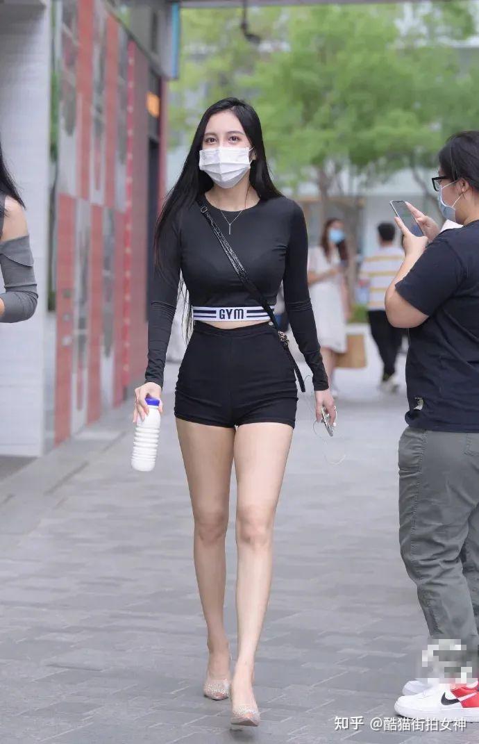 为什么女生可以穿超短裤或者热裤上班而男生穿短裤上班就被说不符合