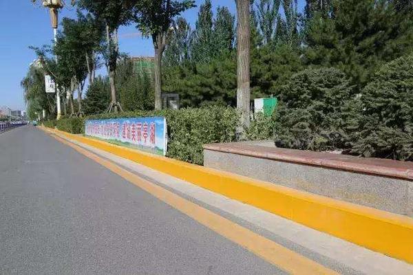 马路牙子毁车不是传说,尤其是这些地形,停上去容易废轮胎