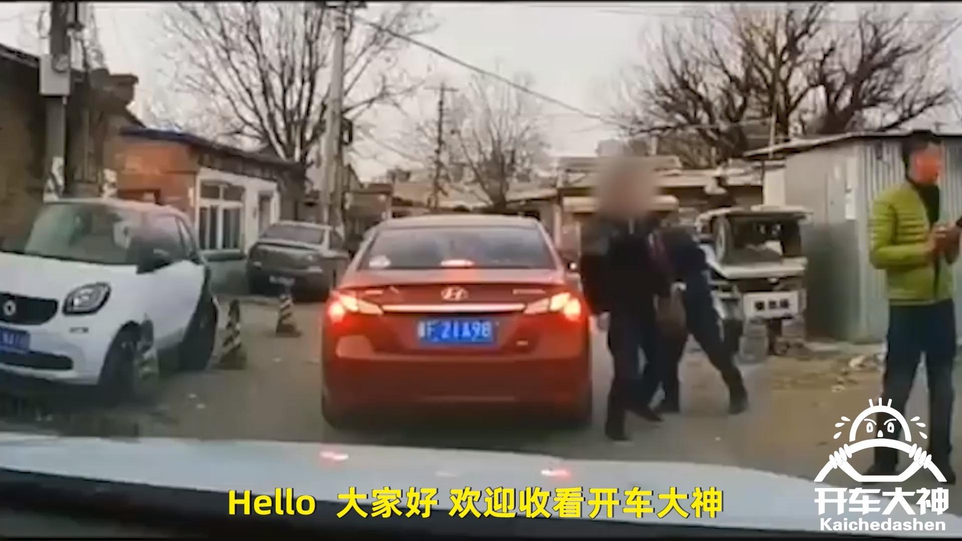 开车大神搞笑:司机马路勇称霸,徒手搬车争高下!