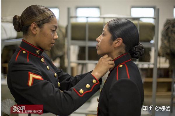 巾帼仪容——美军对于女军人的发饰要求