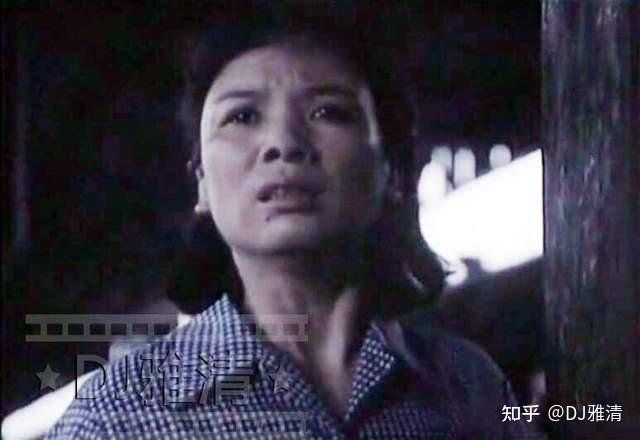 在《乡情》几位主演中,现在最被年轻观众所熟悉的,恐怕就是黄锦裳了.