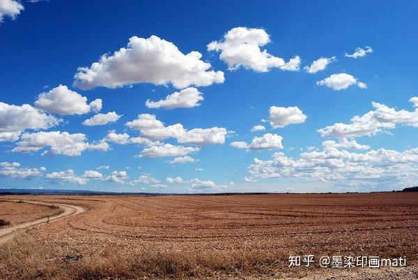 拍摄天空最好采用顺光拍摄,指的是光线照射的方向和拍摄的方向是一致