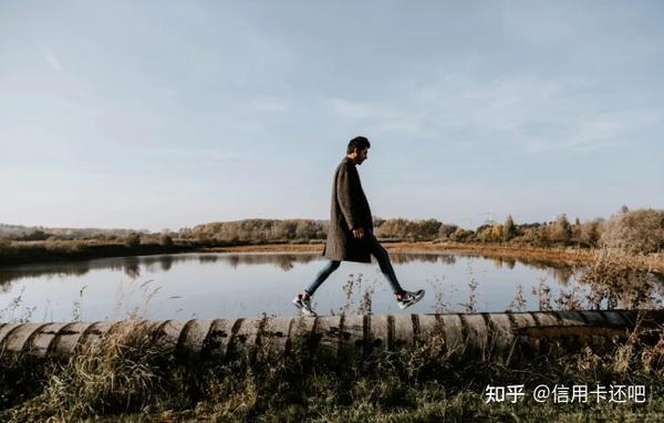 有的人虽然身处逆境,依然仰望星空,不屈不饶,奋勇向前,最终将别人