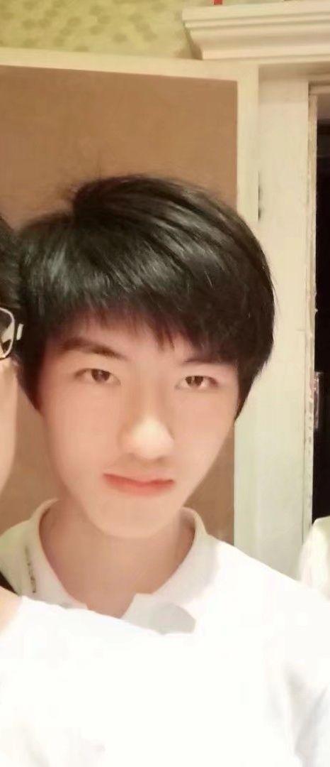 真人更清秀,本校校草.曾经n多其他班的女生在体育课趴窗户看他.