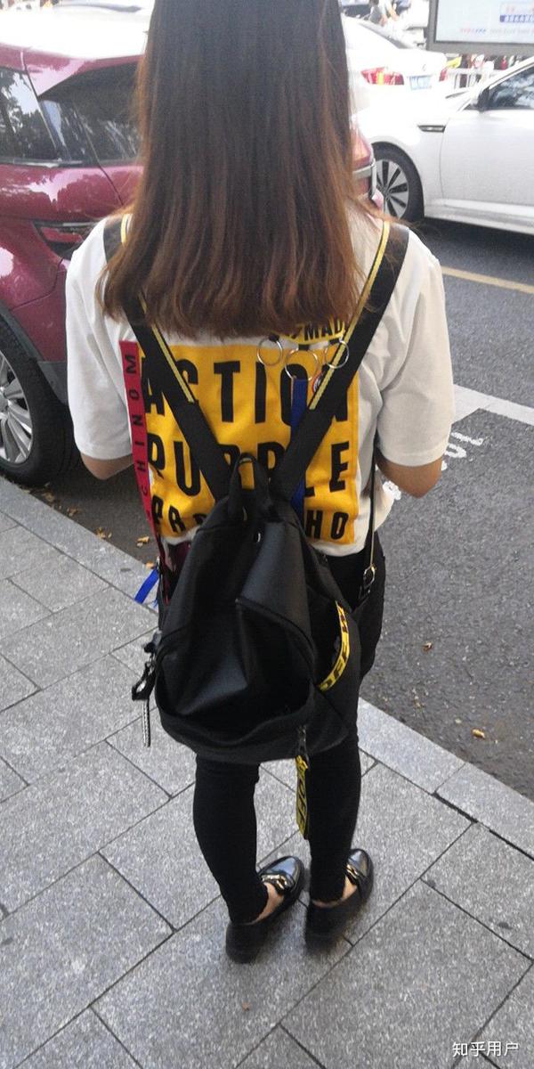 我和我女朋友都是背影杀手