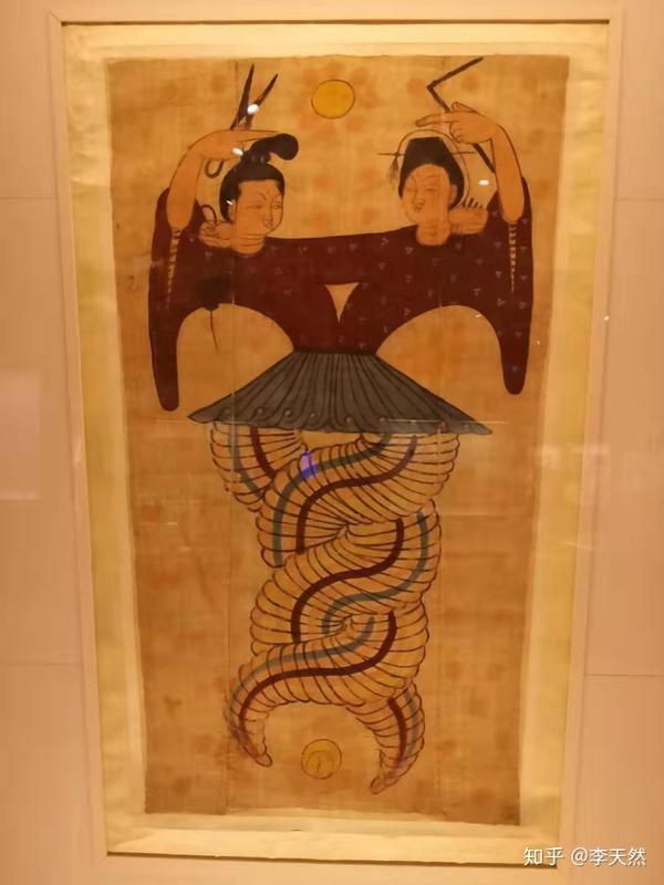 画面中彩绘人首蛇身的伏羲与女娲二人,以手搭肩相依,共穿一条喇叭口