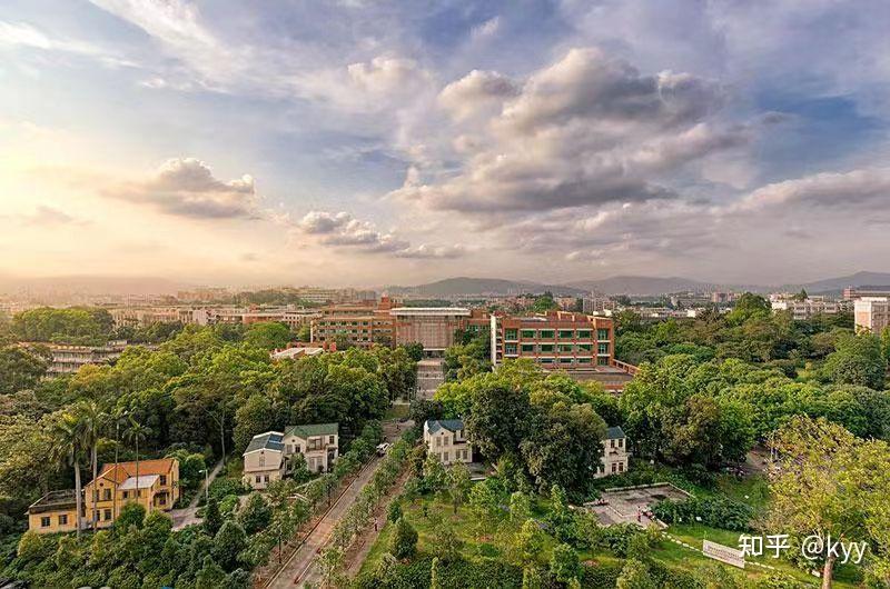 华南农业大学地处广州市中心天河区的繁华地带,课程由教学经验丰富的