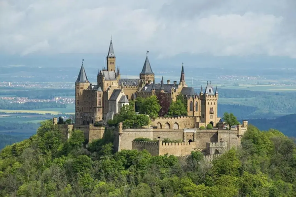 德国霍亨索伦城堡(图源:burg-hohenzollern.com)