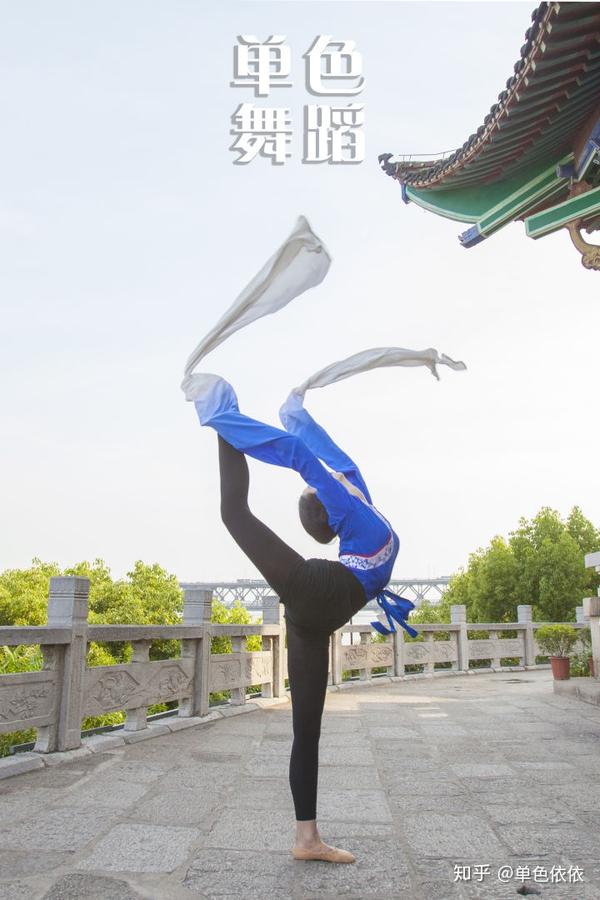 在跳舞的过程中,除了了站立不动和造型外,