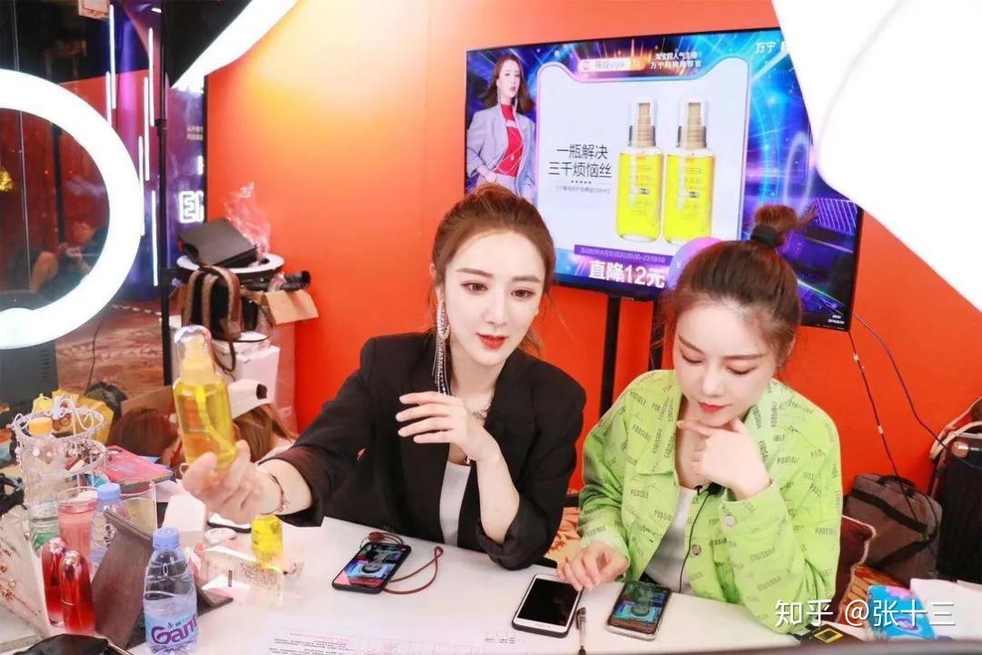 薇娅的助理琦儿,则是黄韬的女朋友