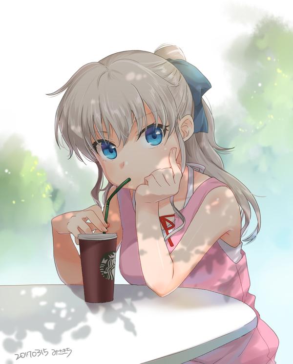二次元动漫图片:炎炎夏日,奶茶是非常受欢迎解暑之选