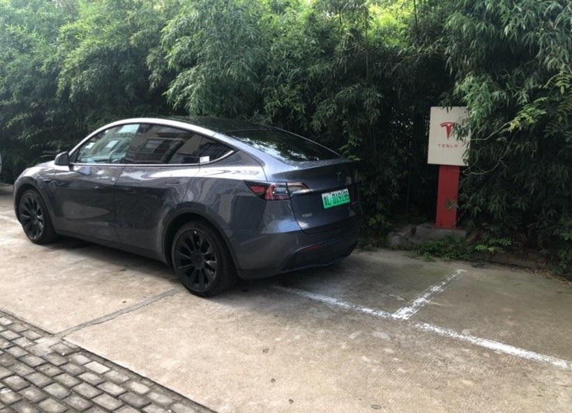 特斯拉model Y黑色,特斯拉modely白色 modely从申请380v电表到第三方充电桩安装附花费一览表3000元办特斯拉